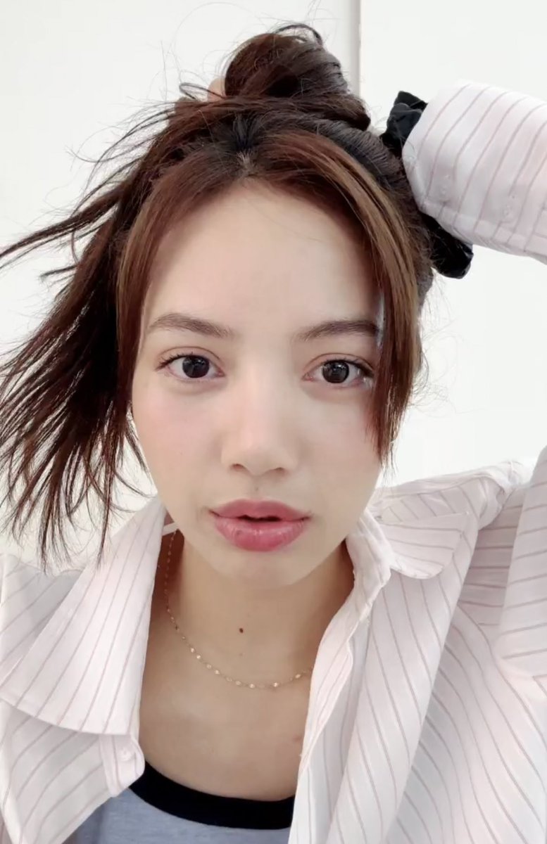 lalisahourIy's tweet photo. 7 YEARS AND WE FINALLY HAVE A LISA SOLO LIVE 😭🤍 https://t.co/JXL7KZOMB9