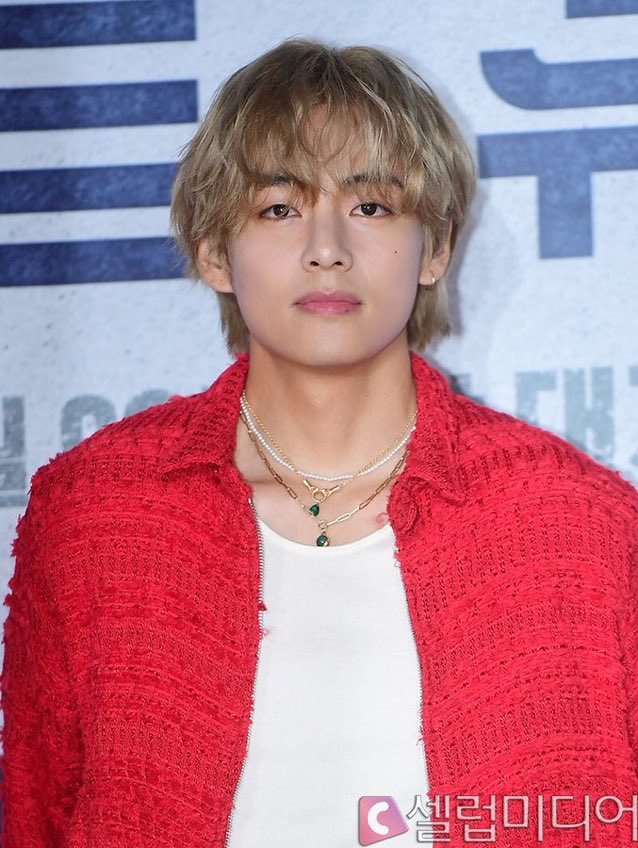 taehyvngpics's tweet photo. KIM TAEHYUNG OH MY GOD https://t.co/oVUxu3dzYa