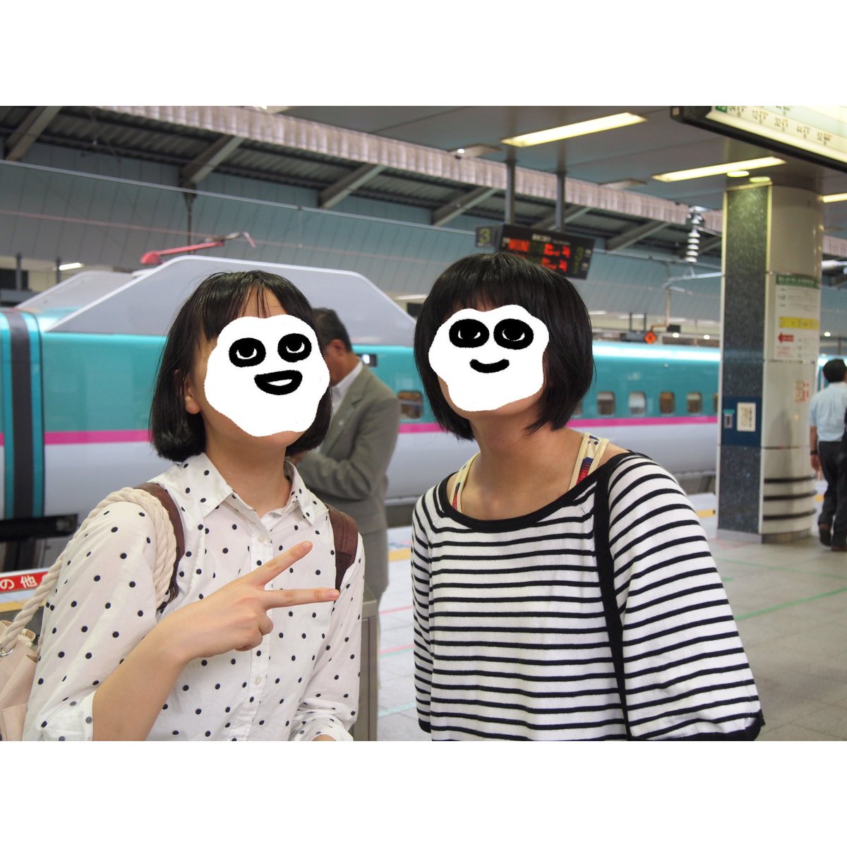 nihonkainoshake's tweet photo. 10年前の今日の写真を描いてみた
(2013.08.08、左が私、右が友人) https://t.co/iIR0VyYfgA