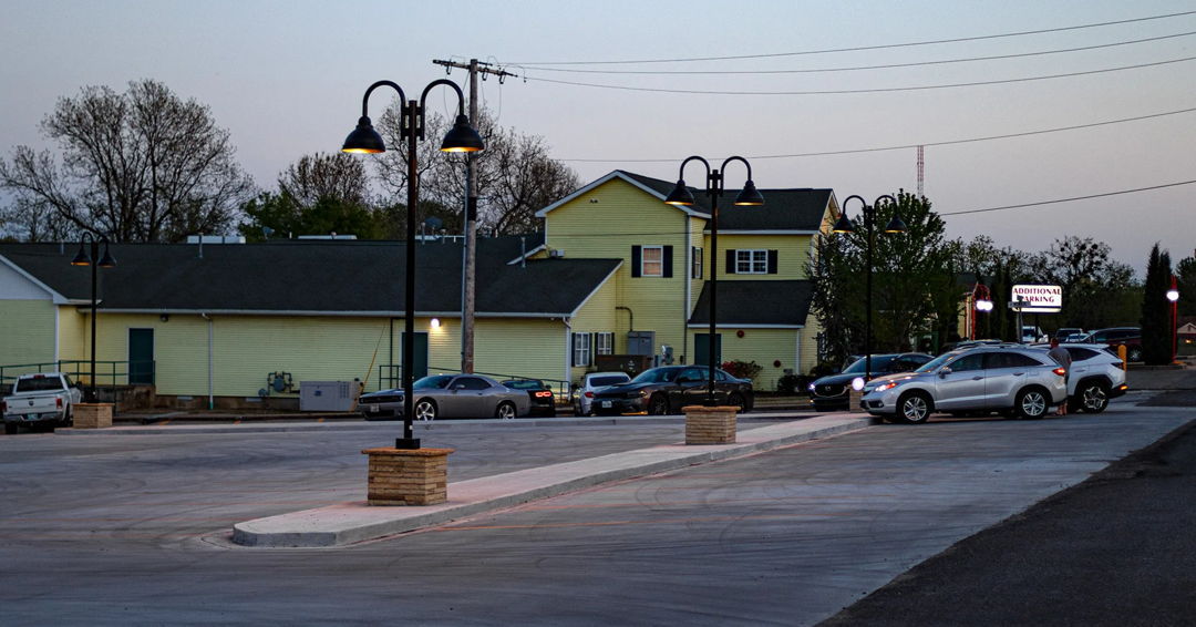 wilightinglab's tweet image. Krebs, OK - restaurant parking lot lighting. More traditional look with modern technology. This configuration consists of aluminum light poles, shepherd's hook mounting brackets, and GVX light fixtures! #madeinwi #willstudio #GVX #lightpoles