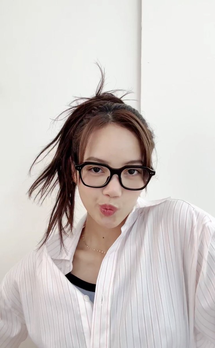 zaten ben onun mali olmaktanda memnunum yani hani ben sen ben seninim yani I'm all yours hani ne yapmak istersin bana