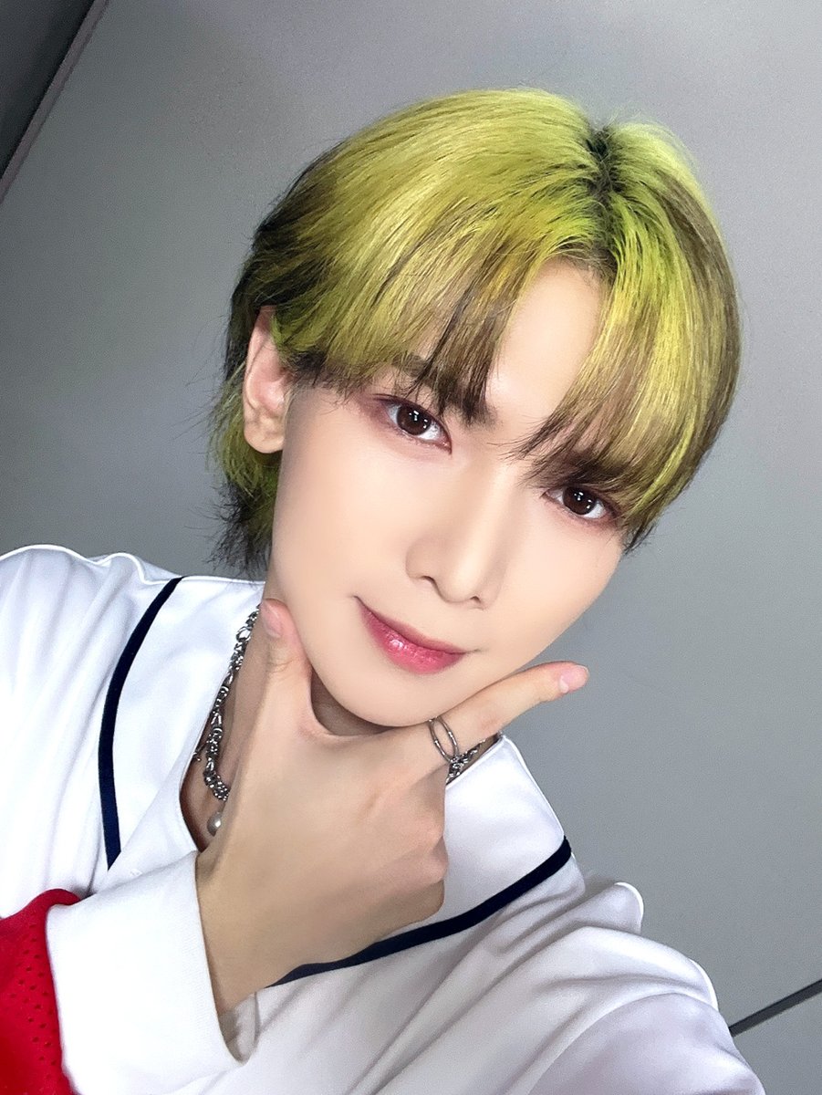 ATEEZofficial's tweet photo. [📷] SBS MTV '더쇼' 여상 MC Behind Photo
⠀
여상이의 사랑을 가득 담아
에이티니 마음속으로 홈런!⚾
오늘도 반짝반짝한 우리의 화요요정🧚‍✨
⠀
#ATEEZ #에이티즈 #YEOSANG #여상 https://t.co/wmoqhXrVQS