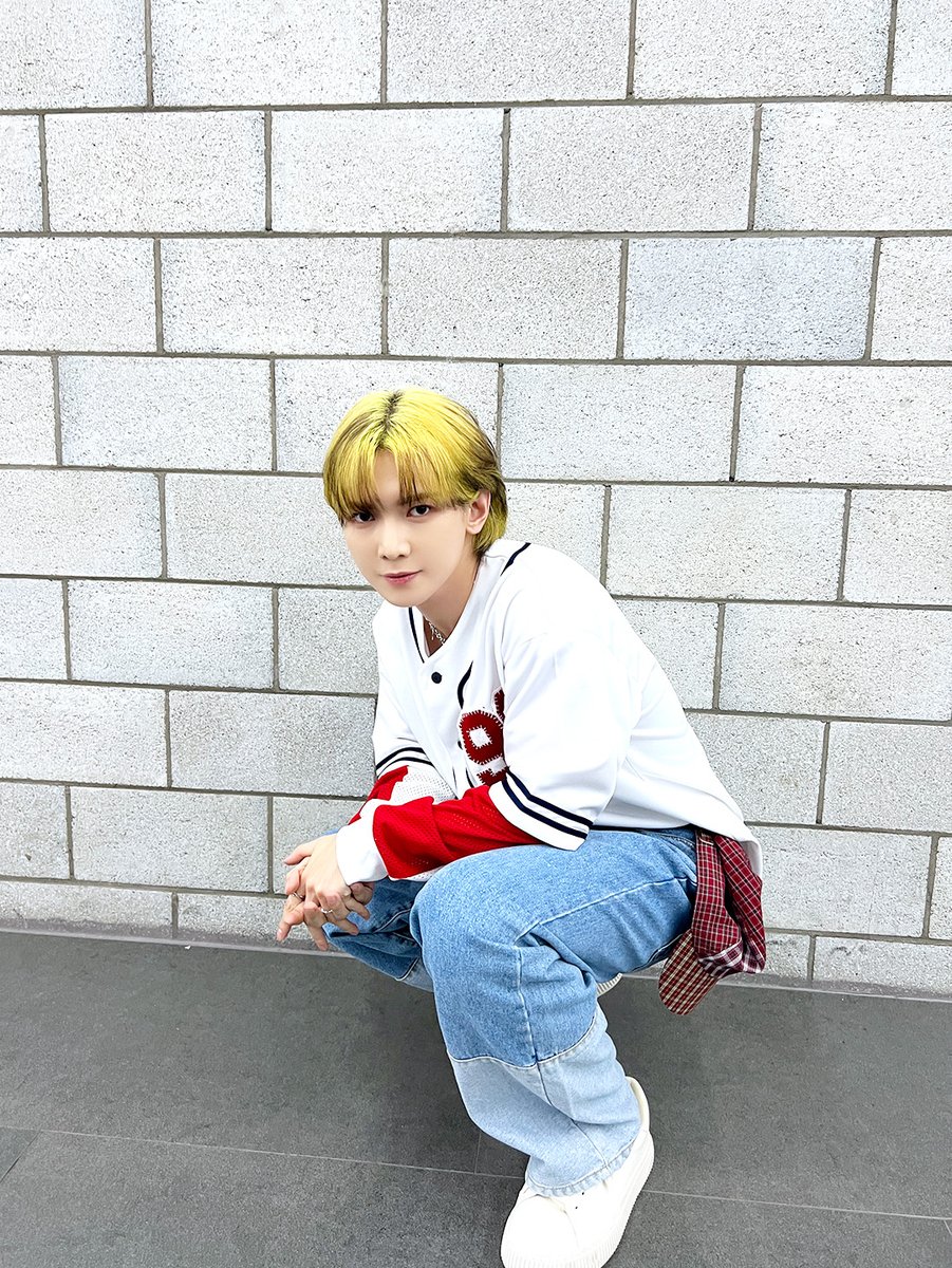 ATEEZofficial's tweet photo. [📷] SBS MTV '더쇼' 여상 MC Behind Photo
⠀
여상이의 사랑을 가득 담아
에이티니 마음속으로 홈런!⚾
오늘도 반짝반짝한 우리의 화요요정🧚‍✨
⠀
#ATEEZ #에이티즈 #YEOSANG #여상 https://t.co/wmoqhXrVQS