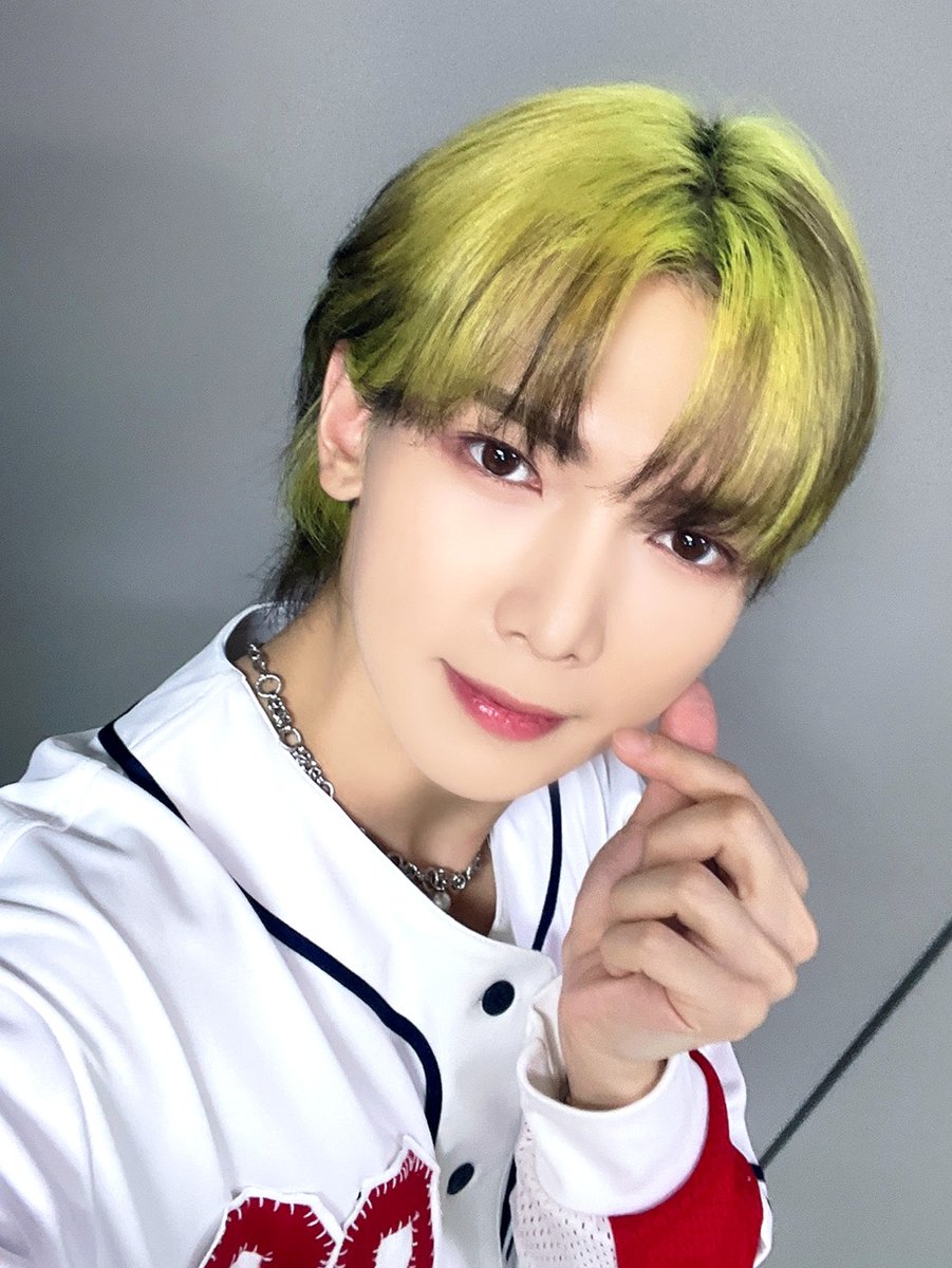 ATEEZofficial's tweet photo. [📷] SBS MTV '더쇼' 여상 MC Behind Photo
⠀
여상이의 사랑을 가득 담아
에이티니 마음속으로 홈런!⚾
오늘도 반짝반짝한 우리의 화요요정🧚‍✨
⠀
#ATEEZ #에이티즈 #YEOSANG #여상 https://t.co/wmoqhXrVQS