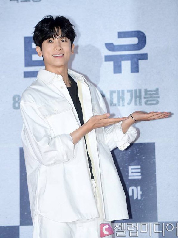 kdrama_menfess's tweet photo. •kdm• hyung sik hari ini dateng ke premier film park bo young &amp; park seojun😭😭🤍🤍 https://t.co/NRvE3xI0Qn