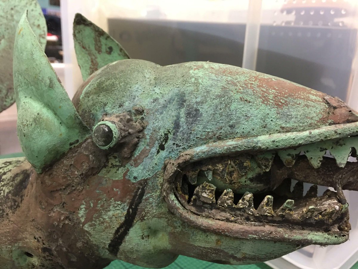 WBerksMuseum's tweet photo. @BrickwrksMuseum @JorvikViking @britishmuseum @ColMuseums @ECMFCM @BarnsleyMuseums @OxMuseumService @romanpalace @WFMuseums @ScarbsMuseums @BradfordMuseums @BrightonMuseums @LULGalleries @FoodMuseumUK @TheMERL @MuseumAthelstan @YorkshireMuseum @EghamMuseum @WallingfordMus @NHRMuseum @IpswichMuseums Love #MuseumsDoSummer! For mythological beasts, we've a museum dragon who's the weathervane on the C17th Cloth Hall at the museum. Heβs quite an old dragon (pre C20th), poss a copy of 1829 weathervane that was on #Newbury βs old Guildhall, before it was demolished. #MuseumTwitter https://t.co/YNFdYSD7Xv