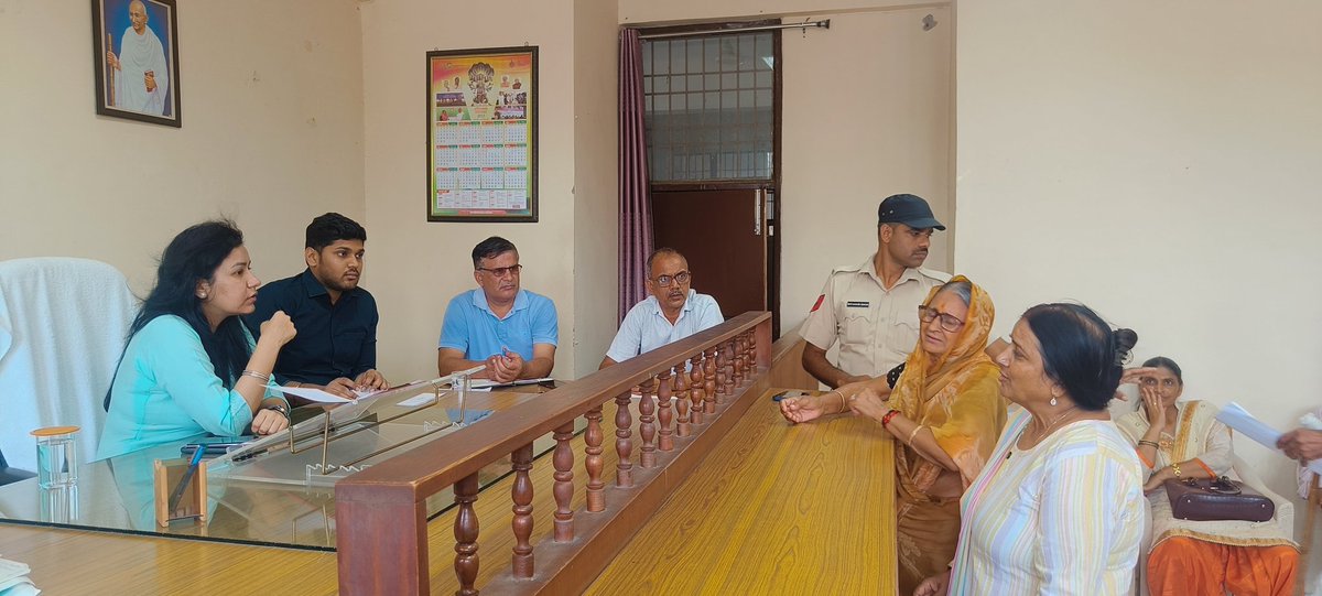 dipronarnaul's tweet photo. उपायुक्त मोनिका गुप्ता ने आज यहां महेंद्रगढ़ के प्रशासनिक भवन में लगे कैंप कार्यालय में लगभग 60 लोगों की समस्या सुनी। इनमें से ज्यादातर का मौके पर ही समाधान किया तथा शेष को अधिकारियों को जल्द से जल्द निपटाने के निर्देश दिए। https://t.co/RwShx06hes
