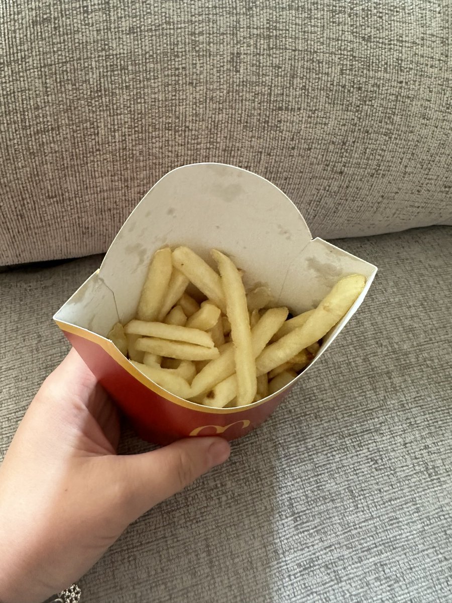 MeganKane1998's tweet photo. @McDonaldsUK wtf is that. The chips aren’t cooked and I think they’ve forgotten to actually fill them. The ice cream is liquid and they’ve thrown sauce in it. Awful https://t.co/wsULrdJDwM