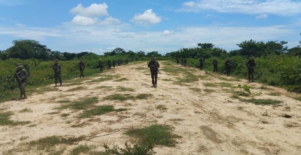 dhernandezlarez's tweet photo. #FANB mantiene despliegue operacional Relámpago del Catatumbo en el Sur del Lago, vigilante ante las eventuales incursiones de grupos TANCOL, quienes intentan usar nuestro territorio como plataforma para la organización del terreno, como pistas clandestinas.
Independencia o nada !

#IntegrarEsVencer