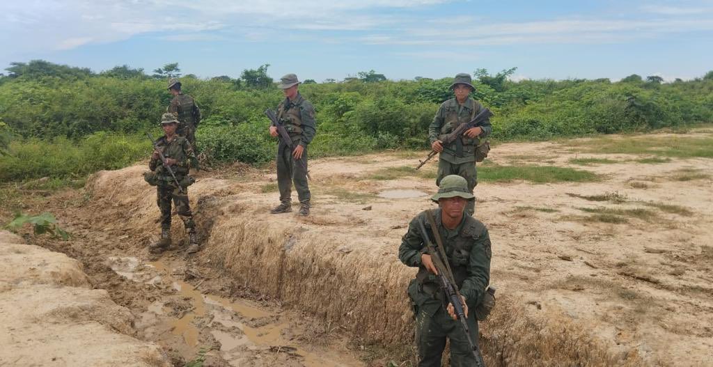 dhernandezlarez's tweet photo. #FANB mantiene despliegue operacional Relámpago del Catatumbo en el Sur del Lago, vigilante ante las eventuales incursiones de grupos TANCOL, quienes intentan usar nuestro territorio como plataforma para la organización del terreno, como pistas clandestinas.
Independencia o nada !

#IntegrarEsVencer