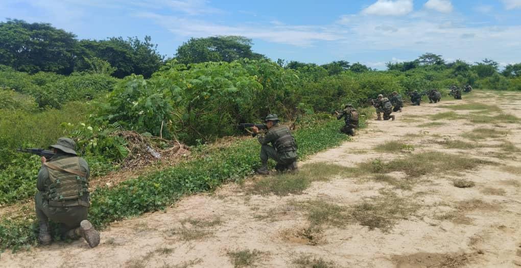 #FANB mantiene despliegue operacional Relámpago del Catatumbo en el Sur del Lago, vigilante ante las eventuales incursiones de grupos TANCOL, quienes intentan usar nuestro territorio como plataforma para la organización del terreno, como pistas clandestinas.
Independencia o nada