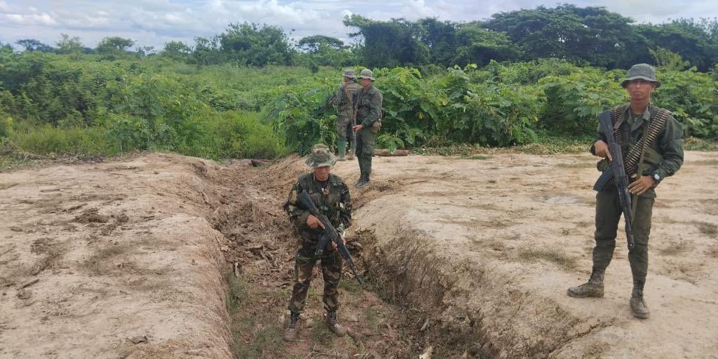 dhernandezlarez's tweet photo. #FANB mantiene despliegue operacional Relámpago del Catatumbo en el Sur del Lago, vigilante ante las eventuales incursiones de grupos TANCOL, quienes intentan usar nuestro territorio como plataforma para la organización del terreno, como pistas clandestinas.
Independencia o nada !

#IntegrarEsVencer