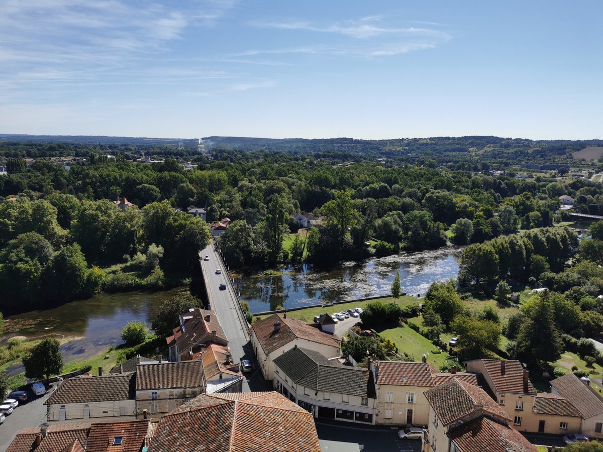 VilleStAstier's tweet photo. L'office de Tourisme CCIVS St Astier-Neuvic propose des visites gratuites du clocher de l'église de Saint-Astier tout l'été ! Prochaines visites le vendredi 11 août / vendredi 18 août / mardi 22 août et vendredi 25 août. Places limitées, sur inscription 05 53 54 13 85 https://t.co/iL9yK4apsk