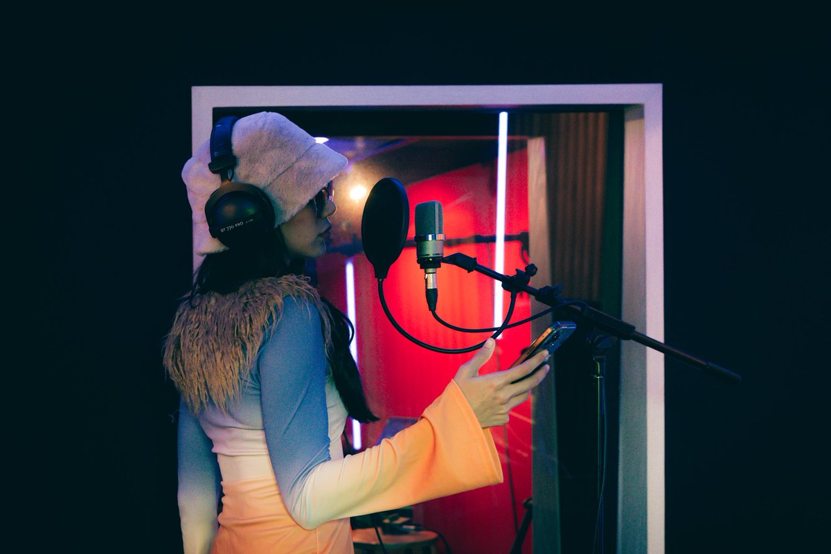 kidella_elcity's tweet photo. This pic is the workin process of "GOCHISOSAMA" 🙏 Chillin THAILAND EPまで後3日🆕⬆️ 今までシングルでリリースしてた楽曲の他に、新曲も収録しているので楽しみにしてて下さい🔥🔊🔊 #digdagood #bpmplusasia #defjamthailand #ksr #pradaa #kidella https://t.co/LaLx1Z7oFL