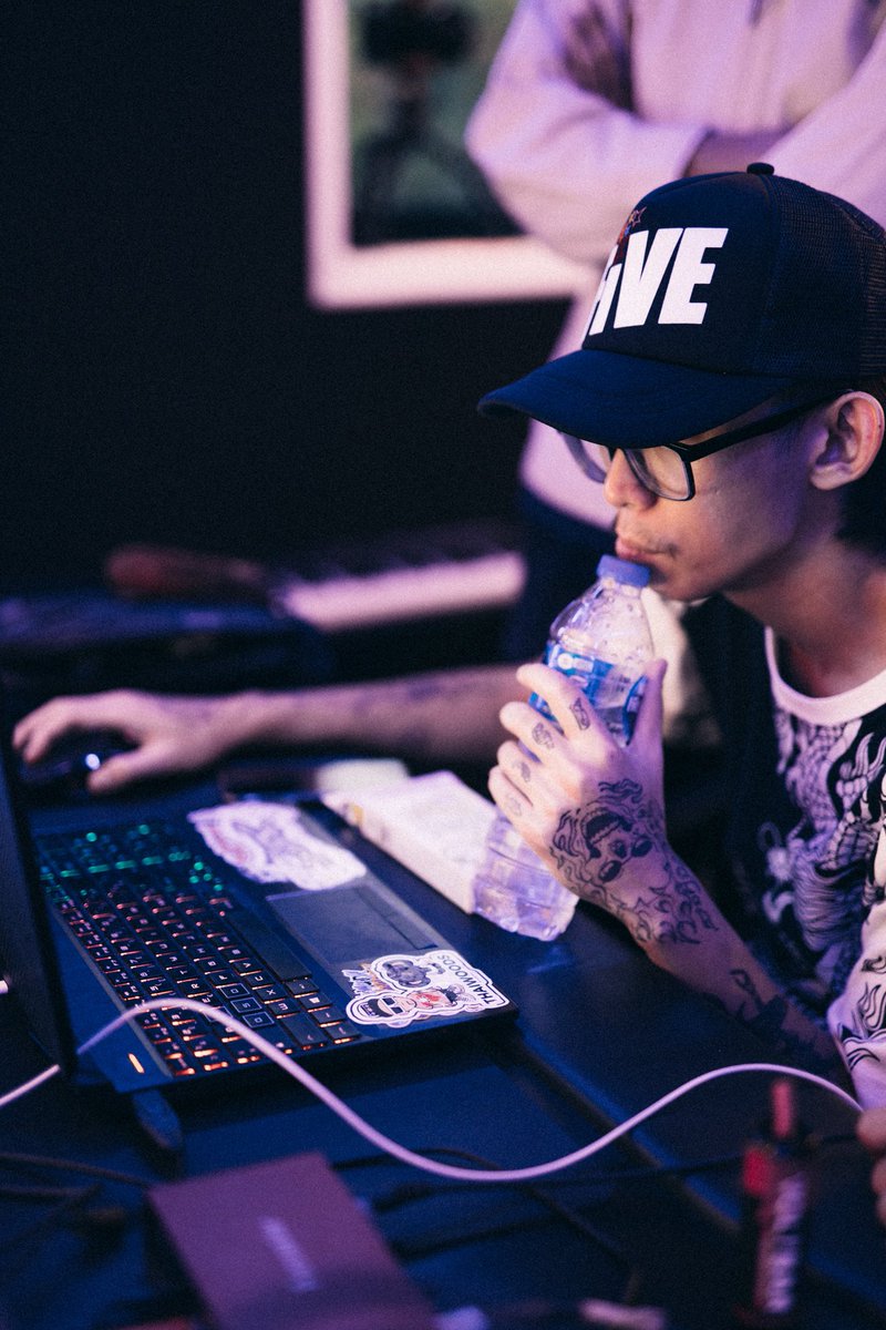 kidella_elcity's tweet photo. This pic is the workin process of "GOCHISOSAMA" 🙏 Chillin THAILAND EPまで後3日🆕⬆️ 今までシングルでリリースしてた楽曲の他に、新曲も収録しているので楽しみにしてて下さい🔥🔊🔊 #digdagood #bpmplusasia #defjamthailand #ksr #pradaa #kidella https://t.co/LaLx1Z7oFL