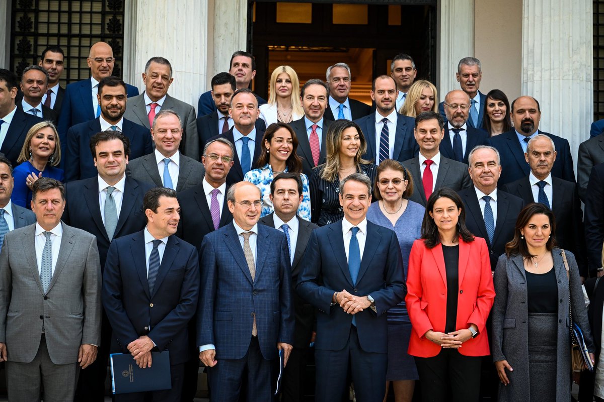 ManAndroulakis's tweet photo. Οι τύποι που δηλώνουν ότι πρωτα θα κάψουν αυτόν που θα παραβιάσει τα σύνορα μας και μετά θα ρωτήσουν ποιος είναι , άφησαν ολόκληρη στρατια ναζί οπαδών της #DinamoZagreb να περασουν ανενόχλητοι και να δολοφονήσουν ένα νεαρό παιδι. 
Μεγαλυτεροι Γκεσταπιτες δεν έχουν ξαναπεράσει. https://t.co/rBYWvzevDn