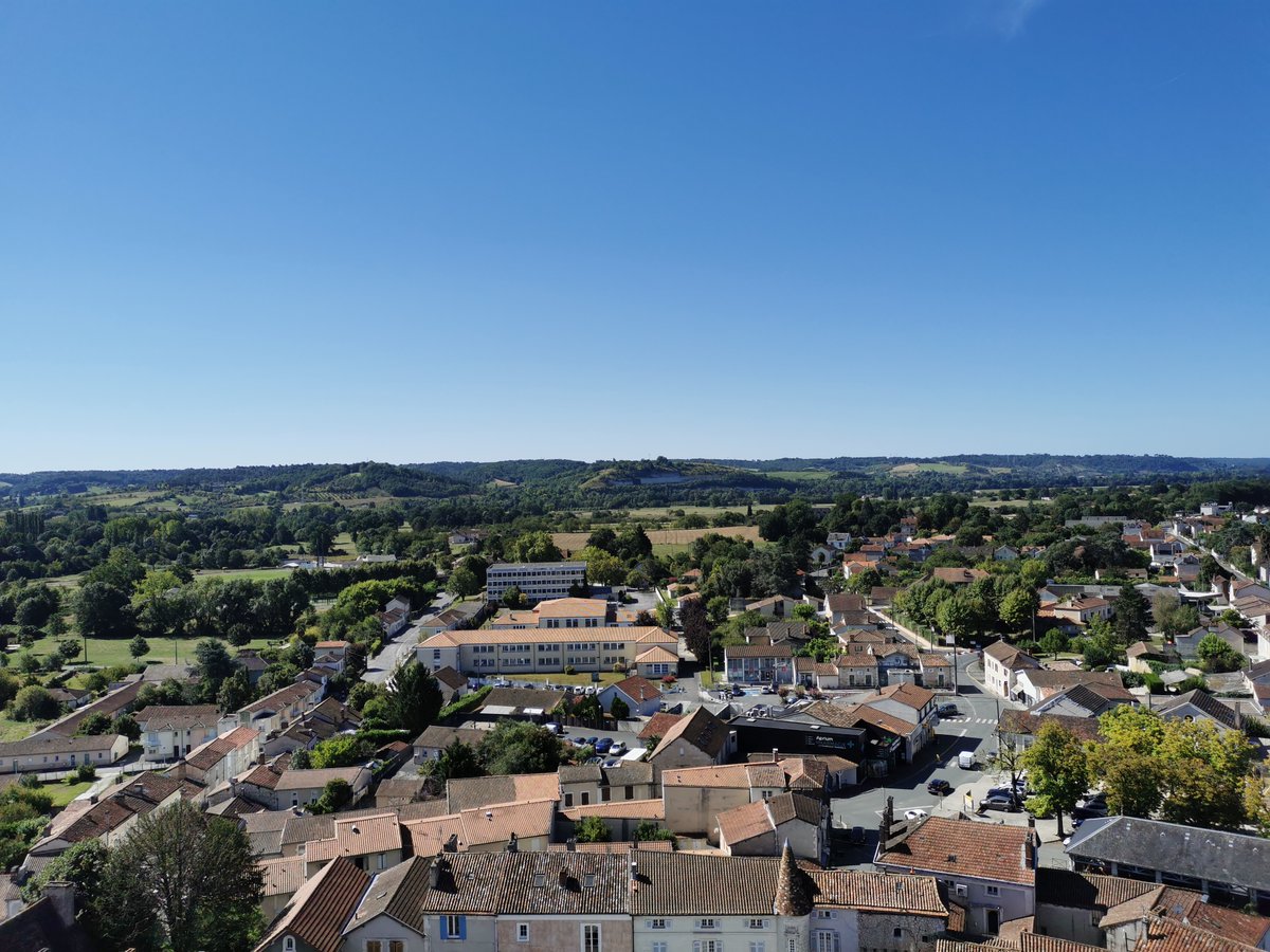 VilleStAstier's tweet photo. L'office de Tourisme CCIVS St Astier-Neuvic propose des visites gratuites du clocher de l'église de Saint-Astier tout l'été ! Prochaines visites le vendredi 11 août / vendredi 18 août / mardi 22 août et vendredi 25 août. Places limitées, sur inscription 05 53 54 13 85 https://t.co/iL9yK4apsk
