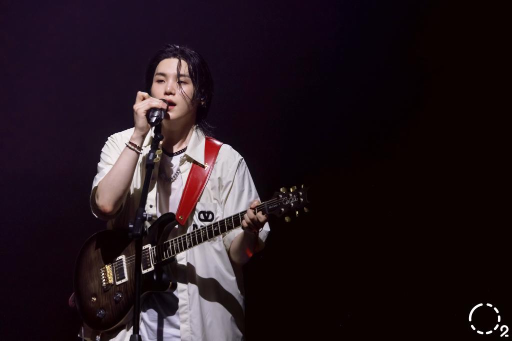 Menurut HYBE, World tour SUGA yang terjual habis, penjualan DDAY album &amp; tour merchandise SUGA. Termasuk dalam faktor yang membantu pendapatan perusahaan di paruh kedua tahun ini.

Untuk pertama kalinya HYBE mencapai pendapatan 1 Triliyun Won (RP. 11.5 T)

#SUGA #AgustD #D_DAY