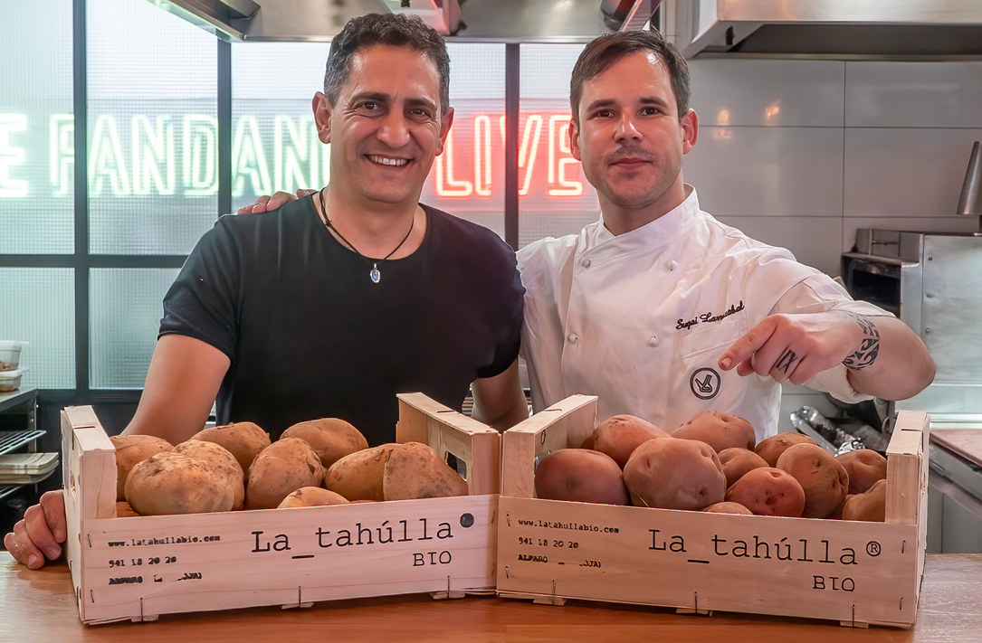 CPAER_eco's tweet photo. Las patatas ecológicas riojanas 🥔brillan con luz propia en @WineFandango. La Tahúlla Bio, de Alfaro, es el operador de CPAER elegido para suministrar los productos ecológicos para la carta del restaurante en agosto.
https://t.co/AnsC3Xgq0Z https://t.co/P28KUg4b0t