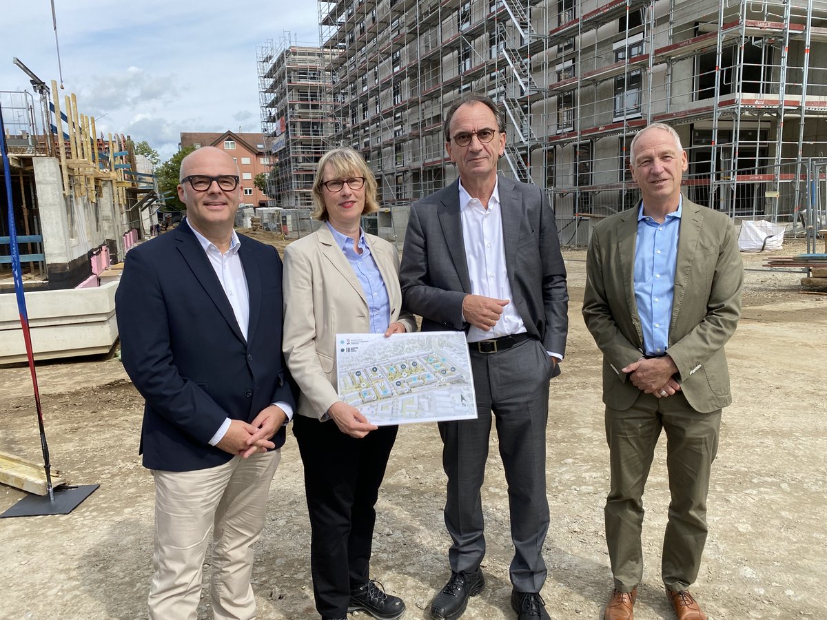 FinanzenHessen's tweet photo. Auf Tour durchs zukünftige #Schönhof-Viertel #Frankfurt: #Finanzminister #Boddenberg hat sich über die Fortschritte beim größten Neubauprojekt in #Hessen informiert. Vor Ort entstehen mehr als 2.000 #Wohnungen mit sozial & ökologisch nachhaltigem Konzept. https://t.co/JcOteqsahB https://t.co/FdvhguNJue