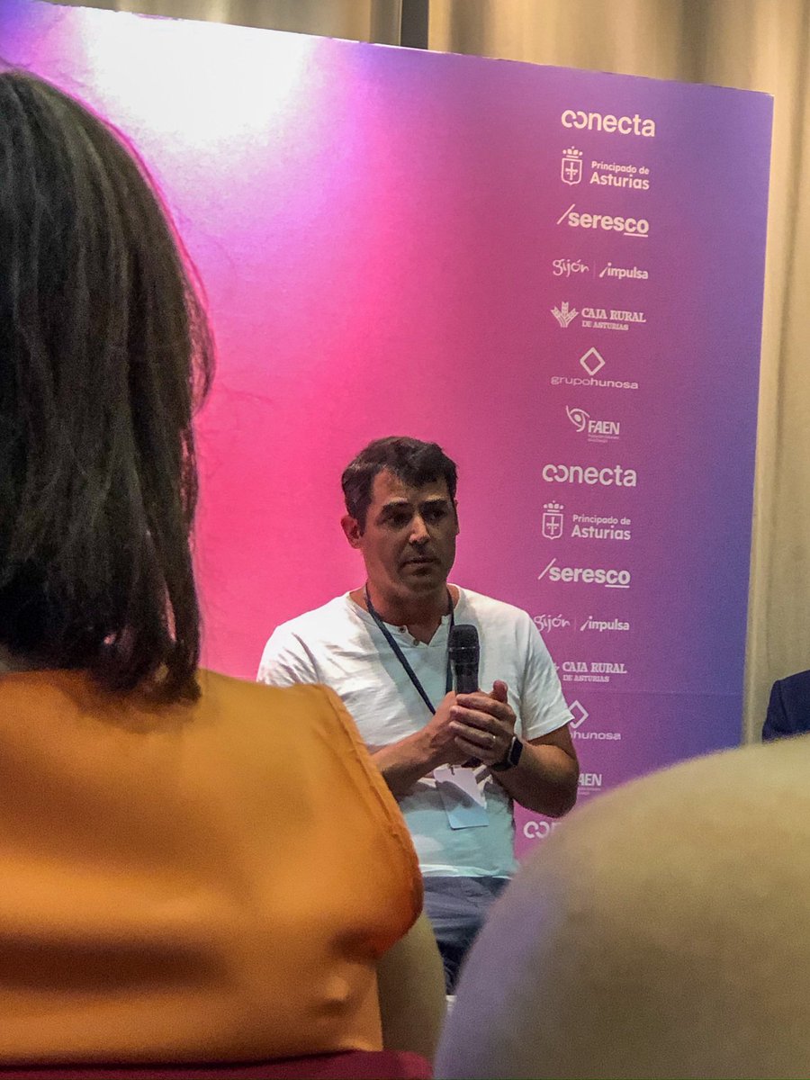 invest_asturias's tweet image. #Citech 💡 Rojo destaca como el mejor ejemplo de #innovación en @ArcelorMittal el hecho de que la acería de #Gijón vaya a transformarse en una acería verde por medio de la construcción de un horno de arco eléctrico y de una planta de reducción directa de mineral de hierro 👇🏼