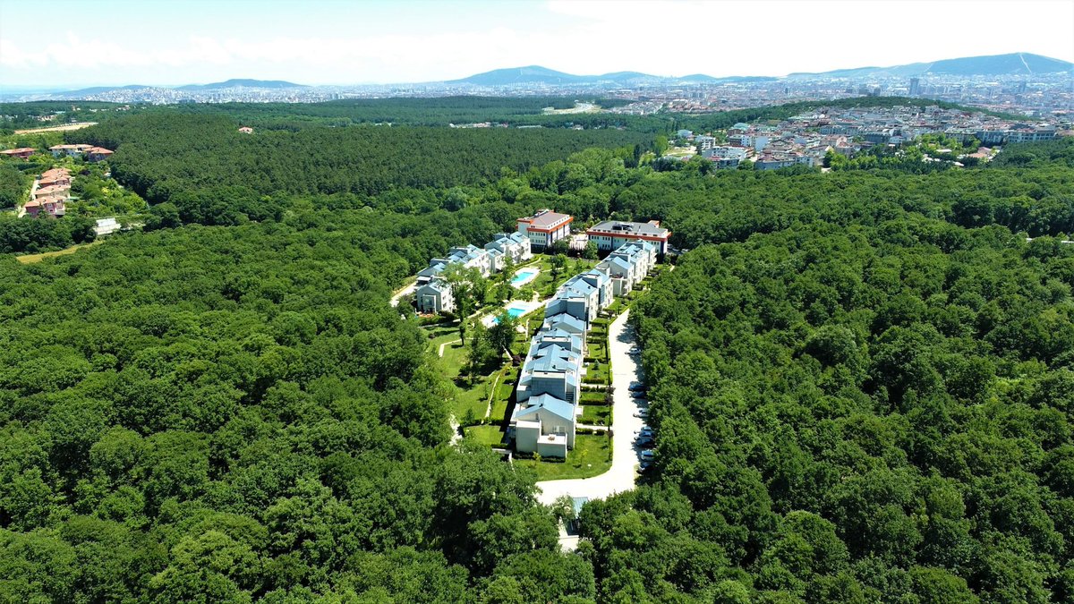 Yer: İstanbul Çekmeköy Ormanı.
Havuzlu ultra lüks villalar. Parası olana her şey mübah. Eminim burada oturup "orman katliamı var" "Karbon ayak izi gelmeli" diyen ve çevreci vakıfları destekleyen bir düzine "elit" vardır.