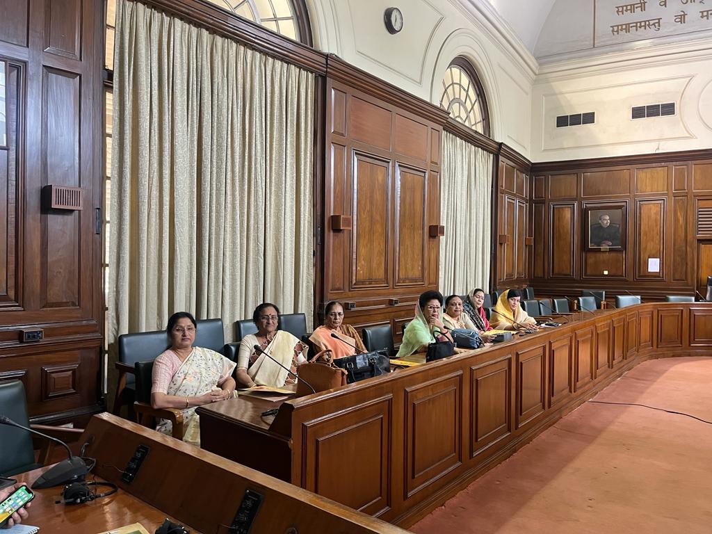 keshridevipatel's tweet photo. रामायण रिसर्च काउंसिल के तत्वावधान में सीतामढ़ी में श्रीभगवती सीताजी की 251 फीट ऊंची प्रतिमा तथा संबंधित क्षेत्र को शक्ति एवं पर्यटन रूप से विकसित करने की पहल हुआ। 

बैठक की अध्यक्षता भारत सरकार में रक्षा एवं पर्यटन राज्य मंत्री श्रीमान अजय भट्ट जी ने की।
@AjaybhattBJP4UK https://t.co/Shtqduw6KP