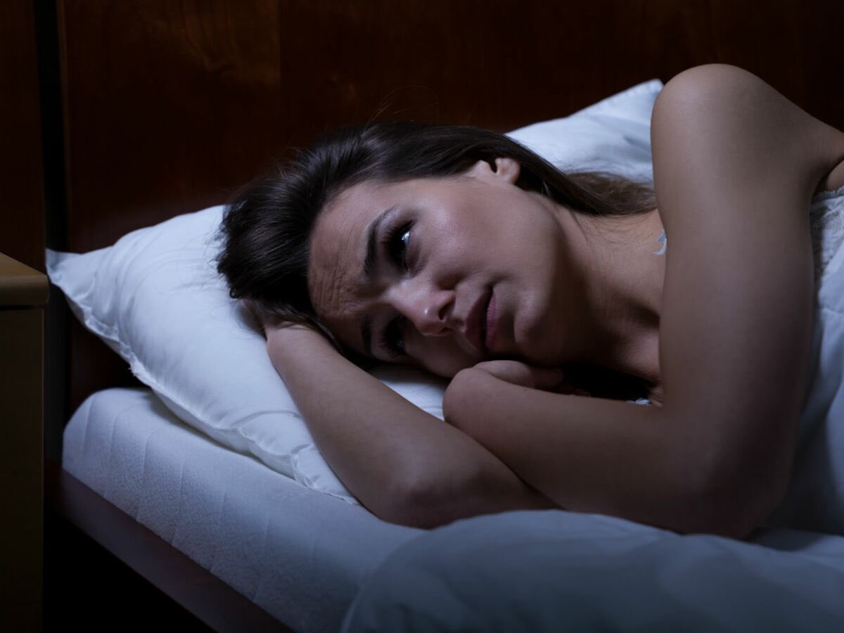 GossipRoomOff's tweet photo. 🚨 Une femme a été violée par un adolescent dans un immeuble du boulevard de Charonne (Paris 11e), dans la nuit du lundi 7 au mardi 8 août. 

Le viol a été commis peu après 4h du matin. Une femme habitant au rez-de-chaussée d’un immeuble, et qui dormait la fenêtre ouverte, a été surprise en plein sommeil par un individu muni d’un couteau. Ce dernier lui aurait demandé de l’argent avant de la contraindre à une fellation, sous la menace de son arme.

Très choquée, la victime s’est réfugiée chez un voisin juste après les faits. L’agresseur, de son côté, a pris la fuite à pied. Un couteau et une sacoche, retrouvés sur place par les enquêteurs, sont en cours d’exploitation. Le suspect est âgé de 15 à 18 ans. Une enquête a été ouverte. 🚔 (via Le Figaro)