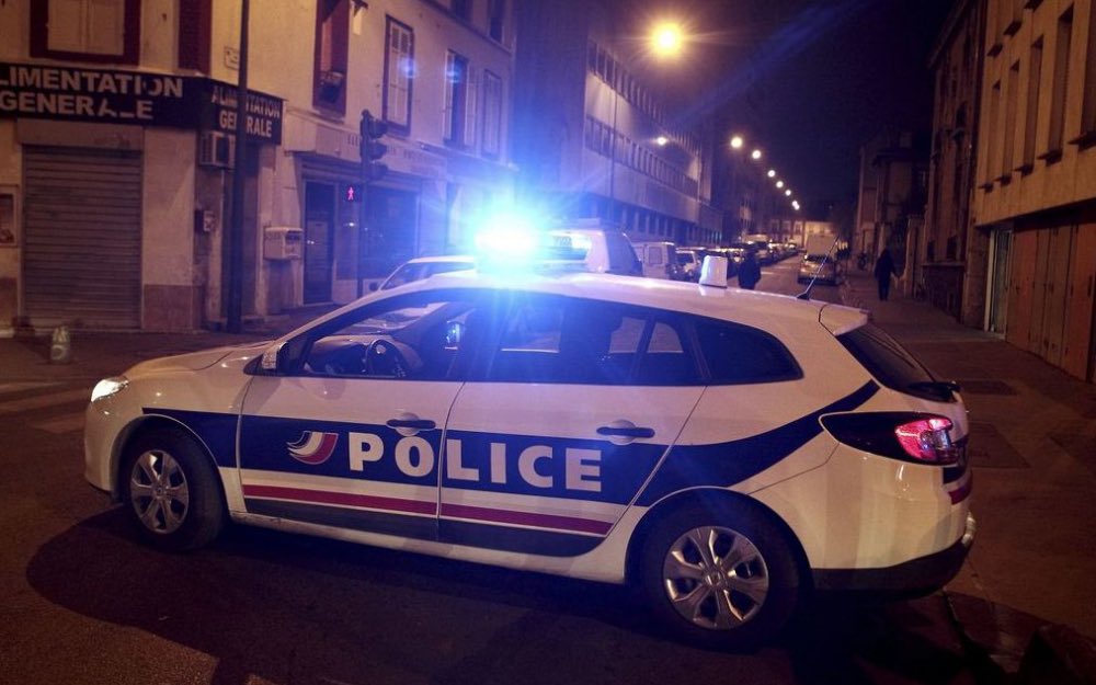 GossipRoomOff's tweet photo. 🚨 Une femme a été violée par un adolescent dans un immeuble du boulevard de Charonne (Paris 11e), dans la nuit du lundi 7 au mardi 8 août. 

Le viol a été commis peu après 4h du matin. Une femme habitant au rez-de-chaussée d’un immeuble, et qui dormait la fenêtre ouverte, a été surprise en plein sommeil par un individu muni d’un couteau. Ce dernier lui aurait demandé de l’argent avant de la contraindre à une fellation, sous la menace de son arme.

Très choquée, la victime s’est réfugiée chez un voisin juste après les faits. L’agresseur, de son côté, a pris la fuite à pied. Un couteau et une sacoche, retrouvés sur place par les enquêteurs, sont en cours d’exploitation. Le suspect est âgé de 15 à 18 ans. Une enquête a été ouverte. 🚔 (via Le Figaro)