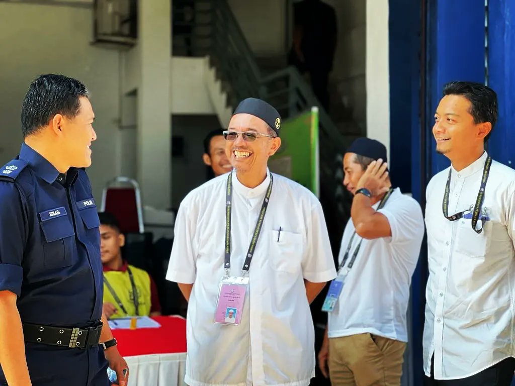 syahirnomic's tweet photo. Soalan popular hari ini, "YB dah ready ko?". Ambo jawab, "Insya-Allah". 😁

Hari ini meluangkan masa bersama calon-calon meninjau proses pengundian awal di IPD Bachok, di samping meneruskan aktiviti ziarah kebajikan.

Semoga demokrasi di Malaysia terus matang dan subur. https://t.co/JCorHNKmr3