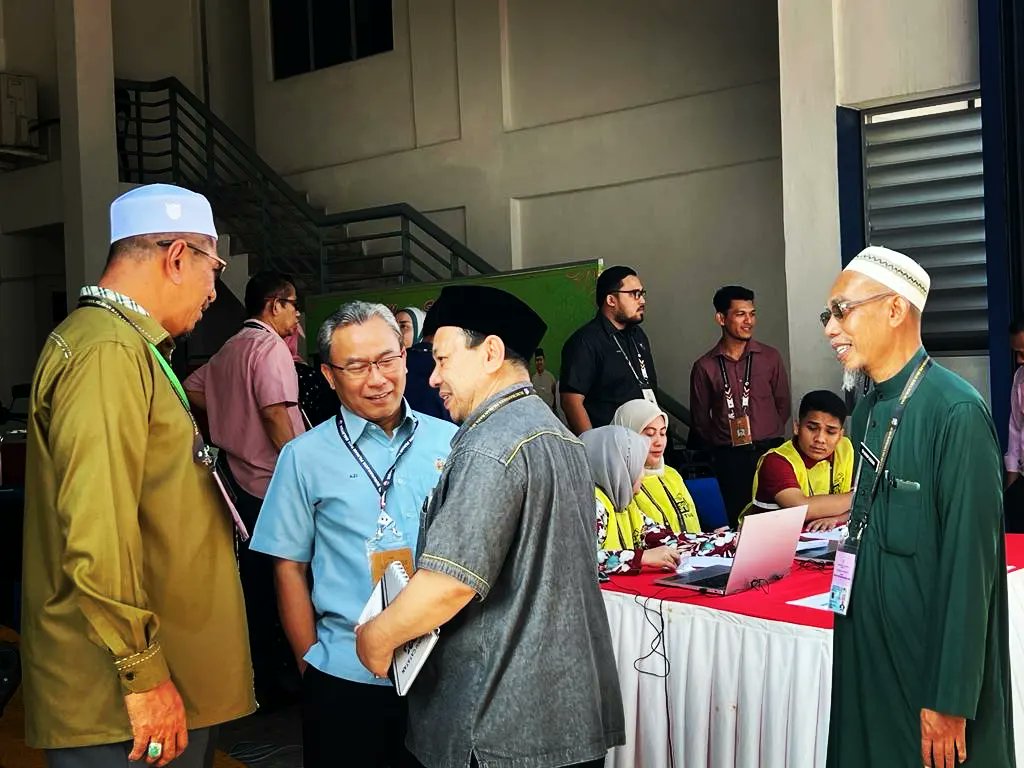 syahirnomic's tweet photo. Soalan popular hari ini, "YB dah ready ko?". Ambo jawab, "Insya-Allah". 😁

Hari ini meluangkan masa bersama calon-calon meninjau proses pengundian awal di IPD Bachok, di samping meneruskan aktiviti ziarah kebajikan.

Semoga demokrasi di Malaysia terus matang dan subur. https://t.co/JCorHNKmr3