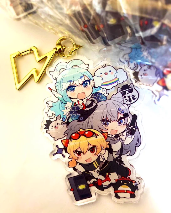 そして #C102 グッズのアクキーも無事できました!!可愛くていい感じ!! Also here is holoh3ro acrylic key holder for comiket! Look at this cuteness!!