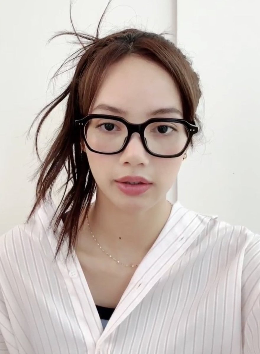 doxxj2's tweet photo. : ถอดแว่นหน่อยป้า
: ใครป้านะคะ? https://t.co/tX8aJRWryC
