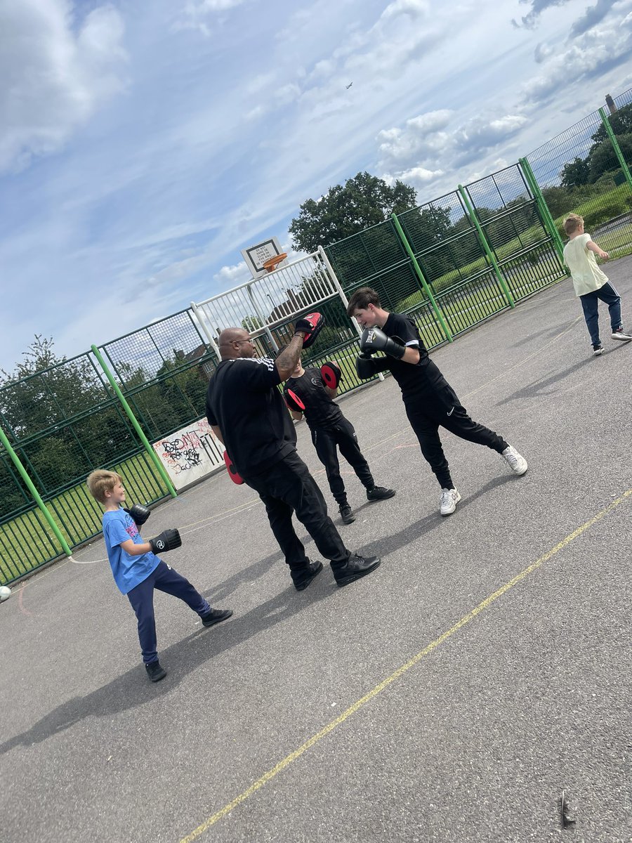 Sloughforall's tweet image. Yesterday in britwell, doing boxing and football! 
Come down to chalvey today 4-6  🥊⚽️🏀