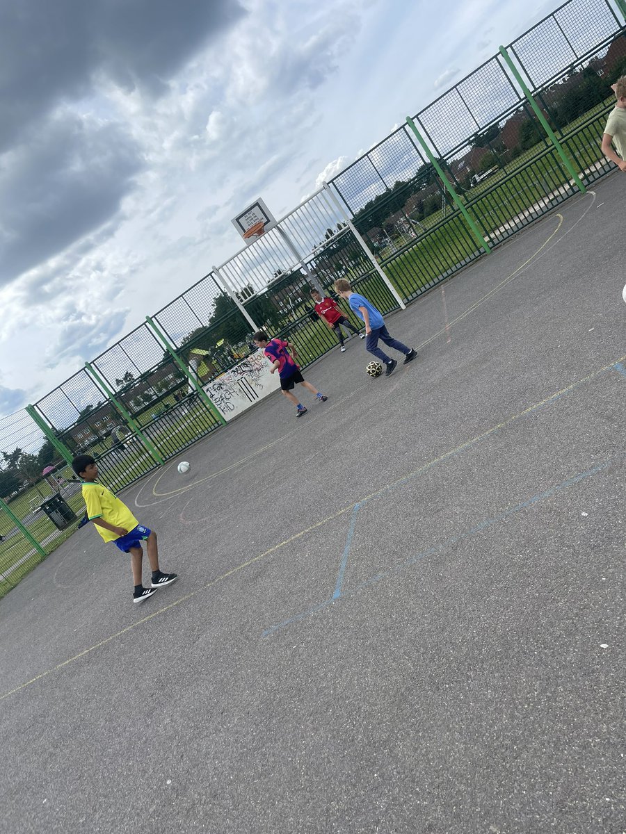 Sloughforall's tweet image. Yesterday in britwell, doing boxing and football! 
Come down to chalvey today 4-6  🥊⚽️🏀