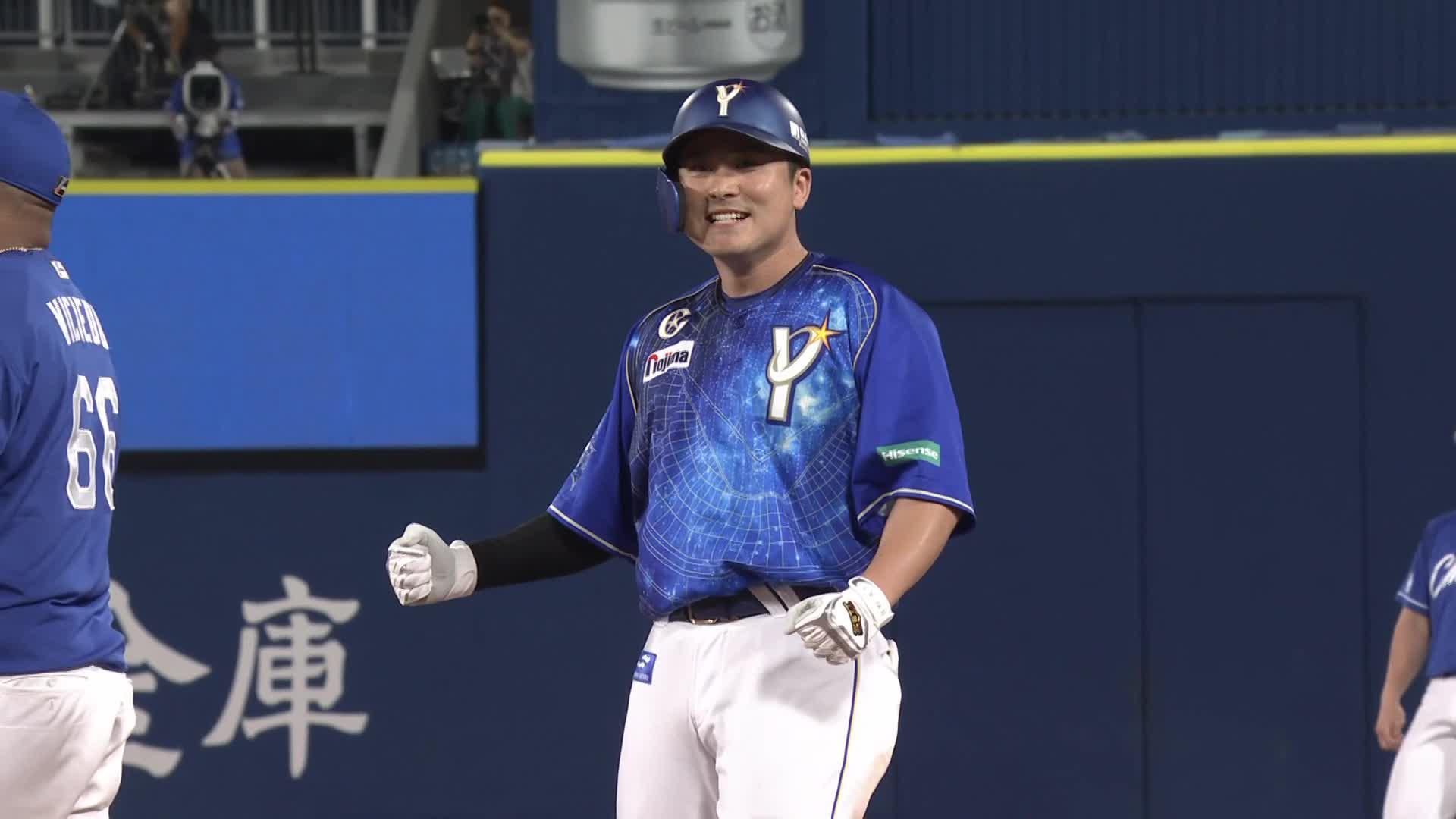 白いのは中日のズボンだけ…球場全体が青に染まったハマスタ