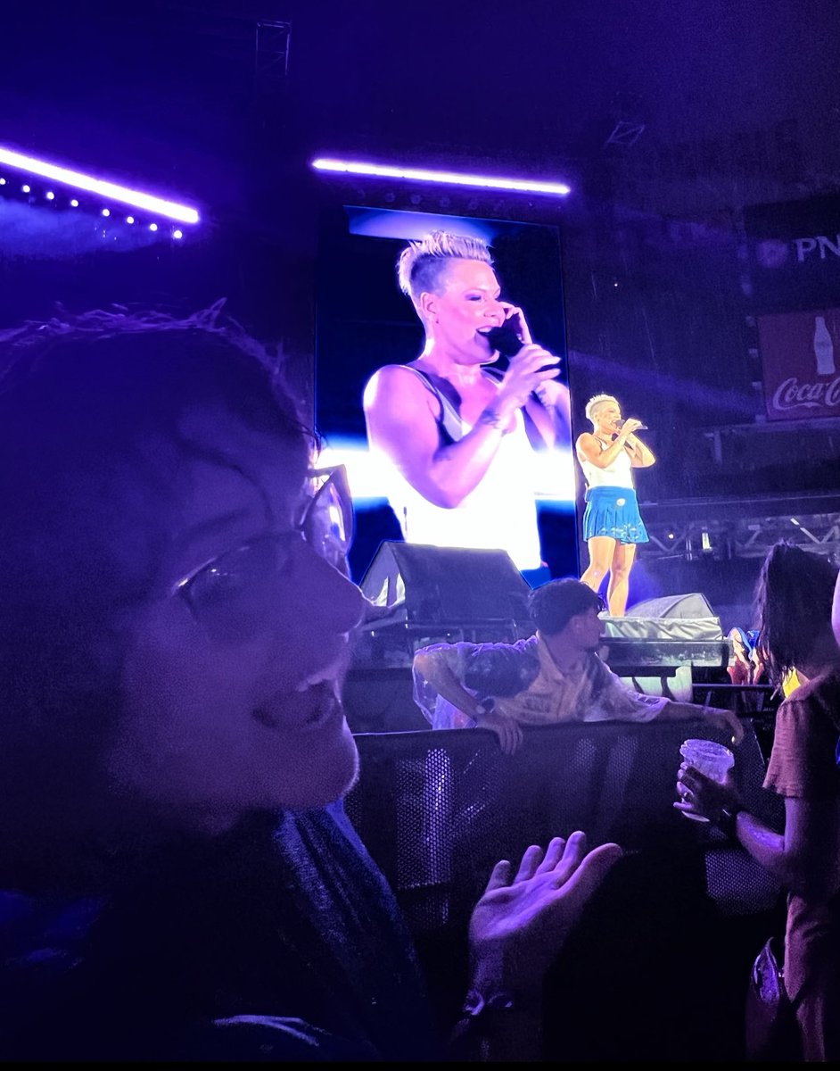 WendyFraz's tweet photo. Singing in the rain with @Pink 
#DC Tornado? Nailed it! 💕💕💕
Thank you all 🔥🎤🎸💕#SummerCarnival https://t.co/1hfZv2PVWh