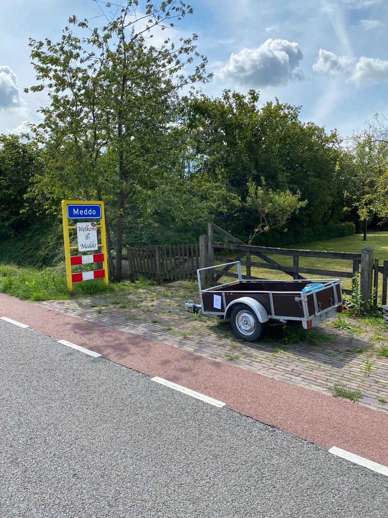 Aan de Eibergseweg staat deze aanhanger. Bent u (of kent u) de eigenaar? Neem dan contact met ons op. ☎️0543-543543. De eigenaar krijgt tot en met donderdag om de aanhanger te verwijderen. Gebeurt dit niet, dan zullen wij dit doen. #Winterswijk