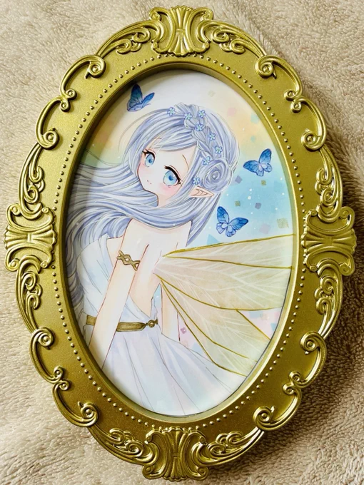Fairy額装作品 羽部分にトレペを貼って少し質感を変えています(*ノωノ)天使の願い天使の好きな要素を詰め込みました。原画キラキラしています額もキラキラに塗ったのでぜひぜひ見ていただけると嬉しいです。#羽の導きと共に展 #コピック #illustration 