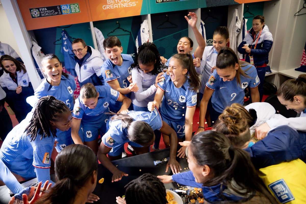 𝙇𝙖 𝙟𝙤𝙞𝙚 𝙙𝙚𝙨 𝘽𝙡𝙚𝙪𝙚𝙨 𝙙𝙖𝙣𝙨 𝙡𝙚 𝙫𝙚𝙨𝙩𝙞𝙖𝙞𝙧𝙚 après la qualification pour les quarts de finale de la Coupe du Monde 🔥

#FiersdetreBleues