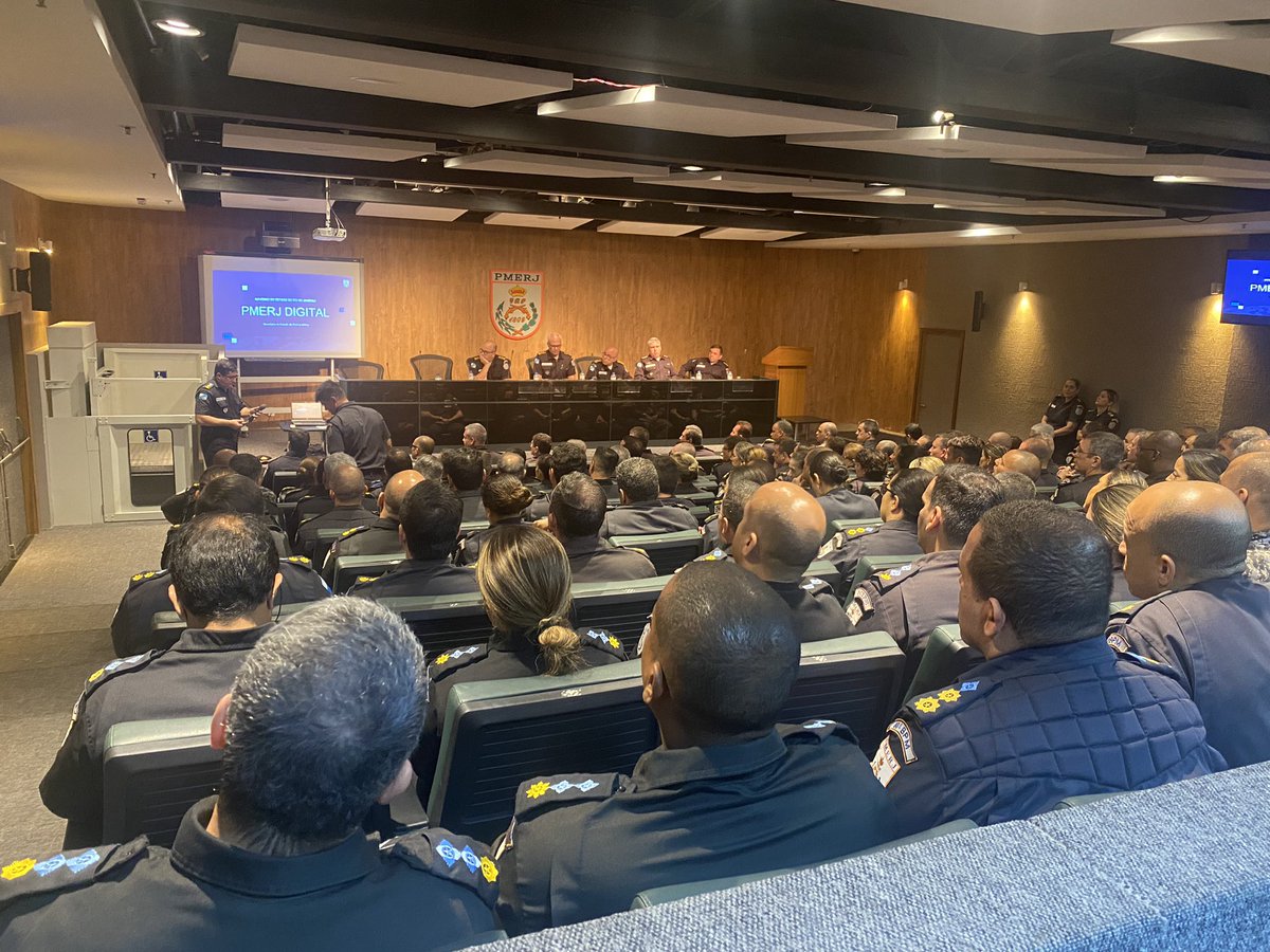 PMERJ's tweet photo. O Comando da Corporação realiza reunião de alinhamento estratégico com #Comandantes, #Chefes, #Diretores e #Coordenadores das unidades da @PMERJ. O objetivo é alinhar e aprimorar a capacidade operacional e administrativa das ações de segurança pública no estado do Rio de Janeiro. https://t.co/Oqmot5N0xq