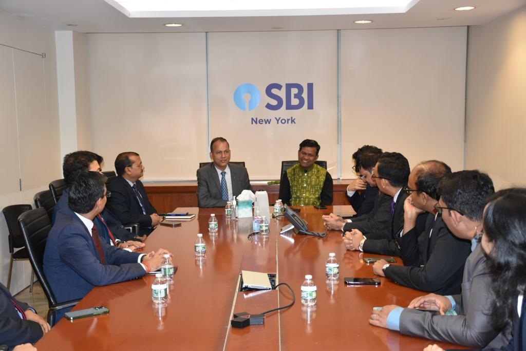 pktsoham's tweet photo. It was a pleasure to have Padmashree Sri Sudarshan Pattnaik, internationally acclaimed sand sculptor , at State Bank of India, New York on 7th August 2023. Sri Pattnaik addressed our officers. https://t.co/CQyZT100sT