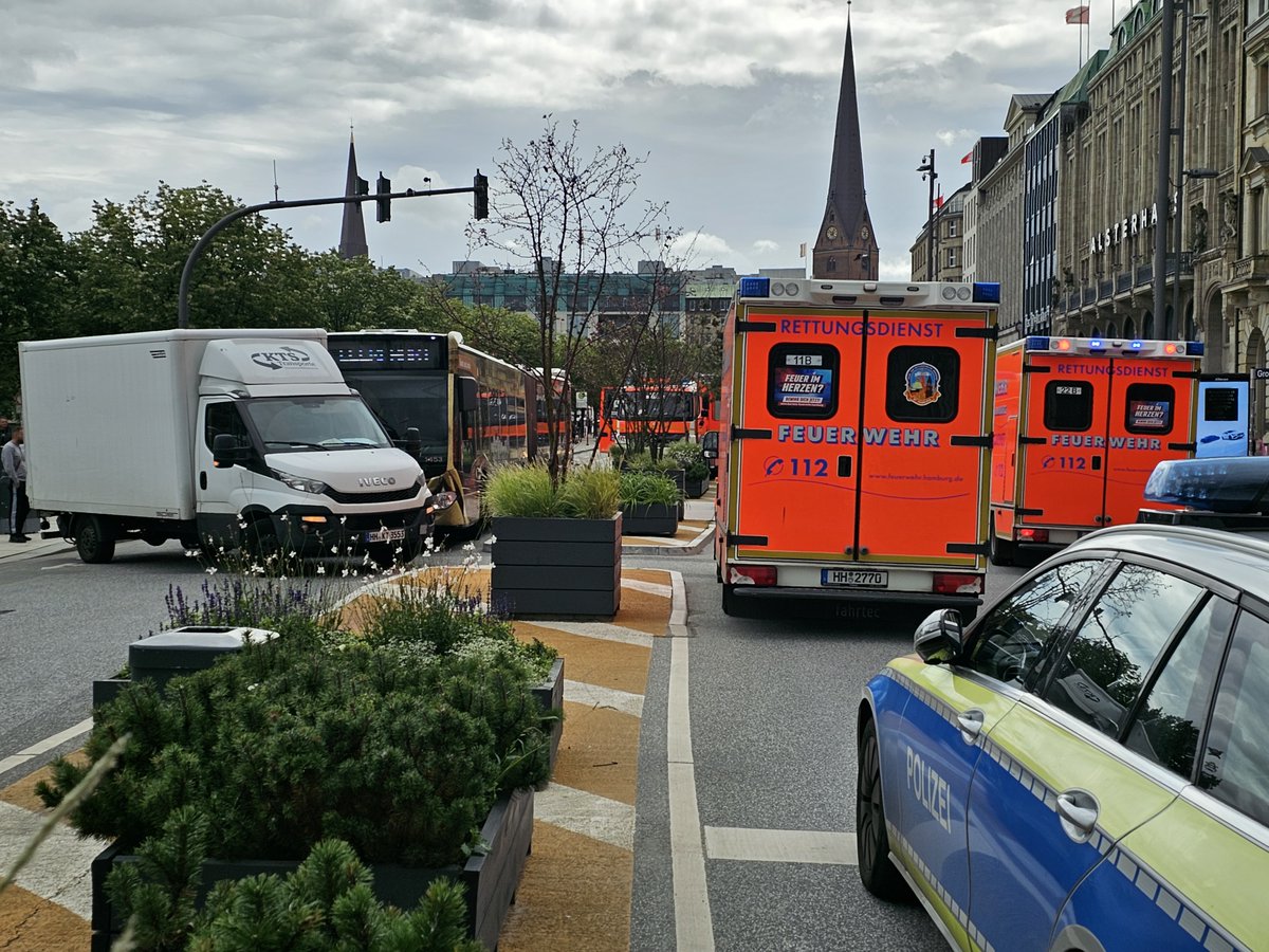 #Unfall auf dem #Jungfernstieg in #Hamburg - #Bus rammt Transporter. 2 #Verletzte - #Feuerwehr mit mehreren #Rettungswagen i Einsatz