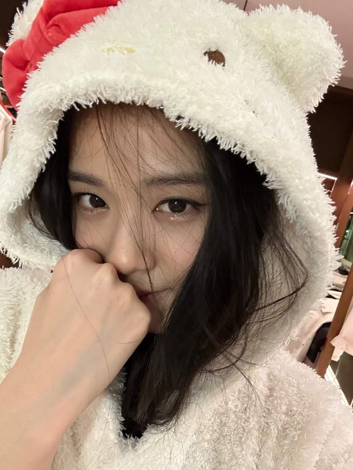 imurs_4905's tweet photo. The way even the green veins appear on her hand drives me crazy!!!! ^⁠_⁠^
#JISOO https://t.co/7gW5n1vKhJ