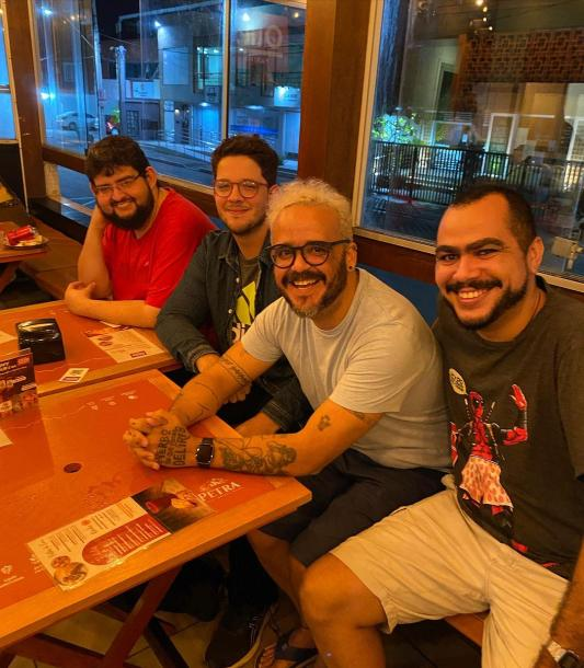 CapAceBarros's tweet photo. Escutar o Andriolli é sempre muito bom, pessoalmente então, nem se fala! 
Bate-papo tão bacana e proveitoso que a gente estendeu e acabamos numa pastelaria na companhia do @ianfrasermeurei e do @umjoaomendes. 

(e não é que ando cercado de gente foda?😝) https://t.co/QMXMaRgvSP