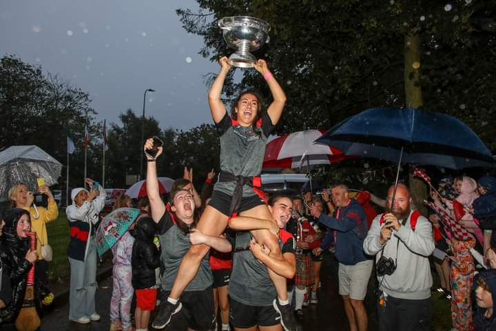 GAA_StVincents's tweet photo. What a photo on today's Echo front page! Cork Camogie Captain @OConnorAmy10 been carried in to our Clubhouse for the homecoming yesterday evening, a fantastic night!
@CorkCamogie @echolivecork 
@SaintsCamogie https://t.co/j6WoVwMukA