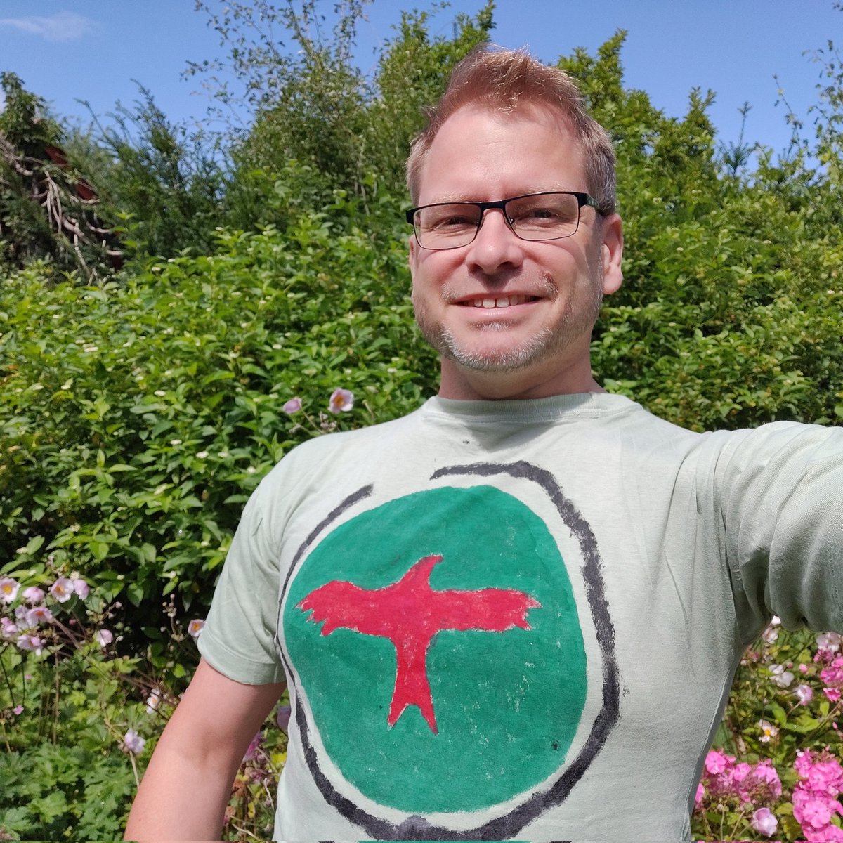 lgbeutin's tweet photo. OK, das spannt jetzt ein bisschen. Haben wir mit der Jugendgruppe des @bund_net "Die Milane" gemalt, als ich so 12 Jahre alt war, muss so 1990 gewesen sein, als ich 12 war. Außen grün, innen rot, oder so 😃
#Klimaschutz #Umweltschutz #Milane https://t.co/tqlQumECjP