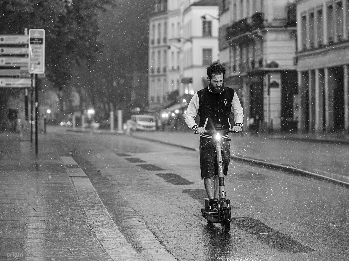 Aout 2023 - Paris

#photoderue #averse #photonoiretblanccommeletemps #parispluie #photohumaniste #bnw #street #photography #photographiederue #streetphoto