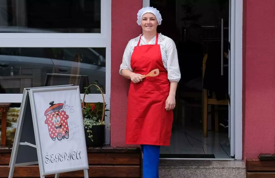 eubih's tweet photo. Love traditional 🇧🇦 dishes❓ Check out "Šerpica"❗
This is not just an interesting #MadeInBiH culinary destination 🍲 but also an entrepreneurial success story of Amela Ganić achieved w support of #EU4BusinessRecovery.
Read more: https://t.co/NYCjuVzlSY
#PovezaniKrozDobro 🇧🇦🇪🇺 https://t.co/SSHrObINoG