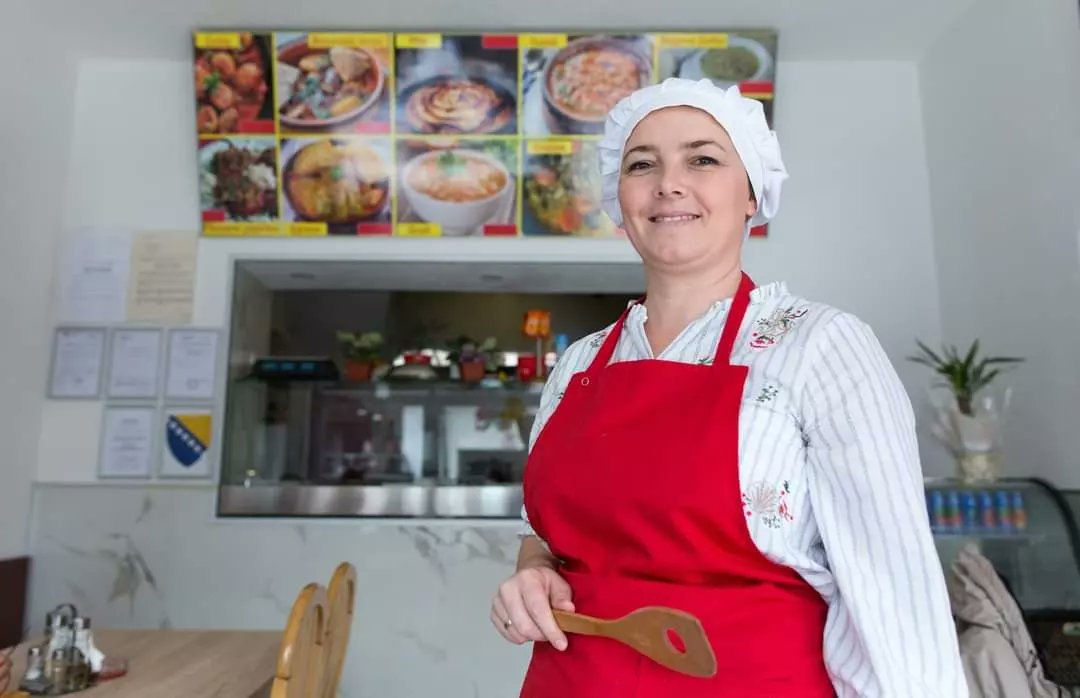 eubih's tweet photo. Love traditional 🇧🇦 dishes❓ Check out "Šerpica"❗
This is not just an interesting #MadeInBiH culinary destination 🍲 but also an entrepreneurial success story of Amela Ganić achieved w support of #EU4BusinessRecovery.
Read more: https://t.co/NYCjuVzlSY
#PovezaniKrozDobro 🇧🇦🇪🇺 https://t.co/SSHrObINoG